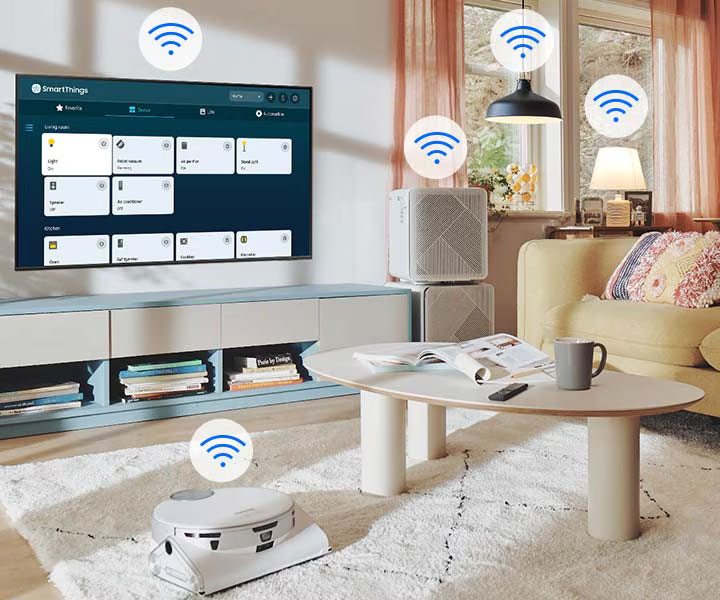 La interfaz de usuario de SmartThings se muestra en el televisor. Los íconos de Wi-Fi flotan encima del televisor, el robot aspirador, el purificador de aire y las luces.