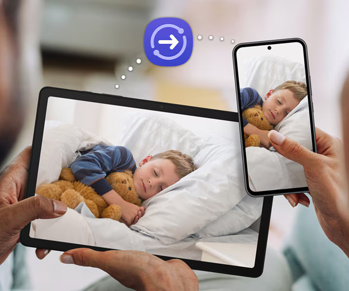 Una pareja sostiene una Galaxy Tab A9+ y un teléfono inteligente Galaxy, ambos con la misma fotografía de un niño dormido en la pantalla. Encima de los dispositivos hay una línea de puntos que los conecta, con el ícono Quick Share en el medio para indicar la función para compartir archivos.