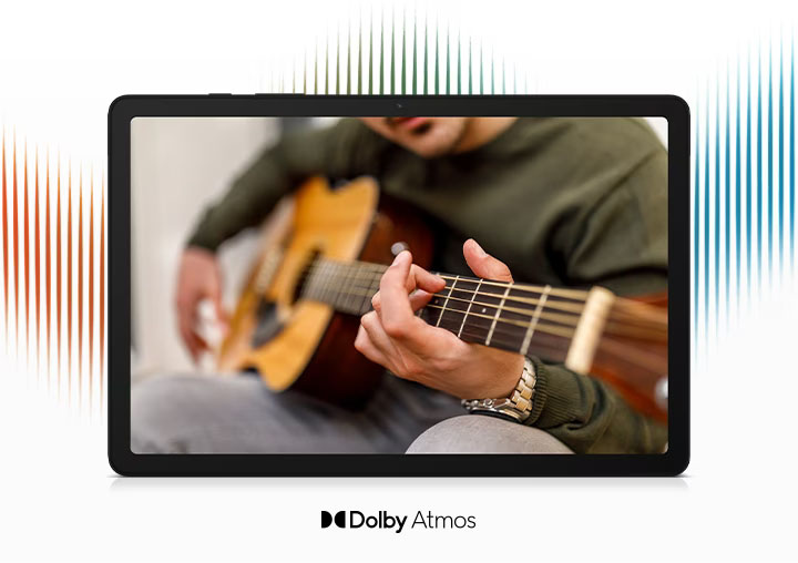 Se puede ver la Galaxy Tab A9+ con una persona tocando la guitarra en la pantalla. Detrás del dispositivo hay un gráfico que ilustra las ondas sonoras. Debajo del dispositivo se encuentra la marca Dolby Atmos.